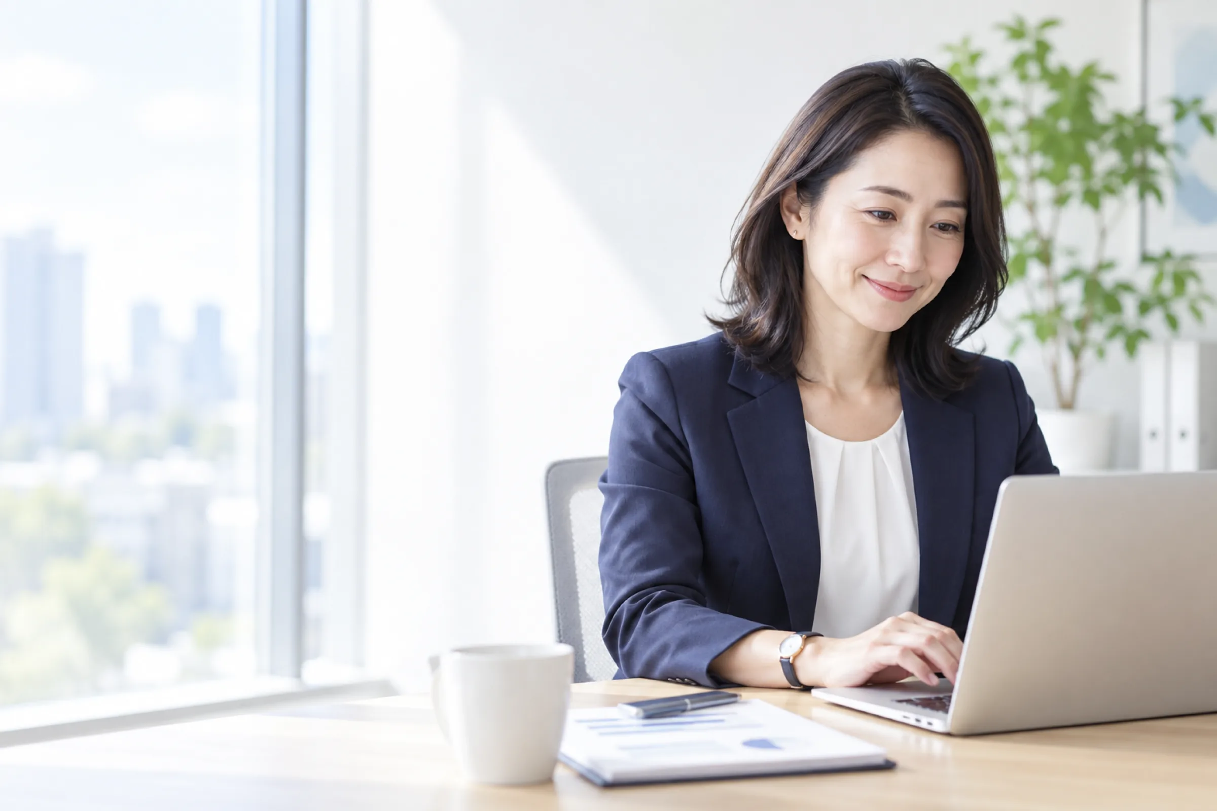 ノートパソコンで評価レポートを確認する管理者